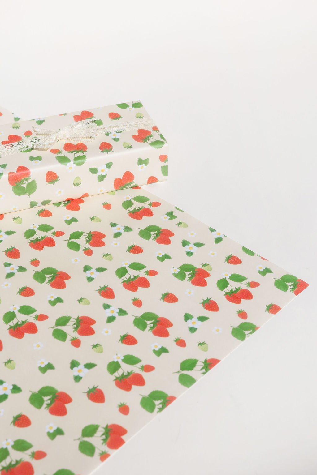 Strawberries Gift Wrap – Adelfi